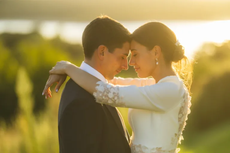 Los novios al atardecer con una luz preciosa en Dehesa del Pedrosillo