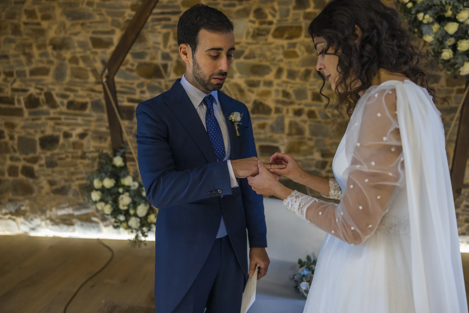 Intercambio de anillos durante la ceremonia