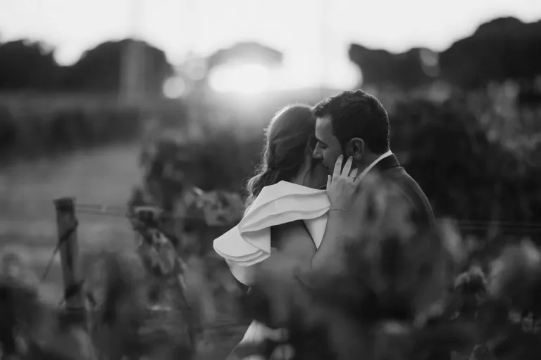 Pareja de novios se besa al atardecer en los viñedos de Bodegas Arzuaga