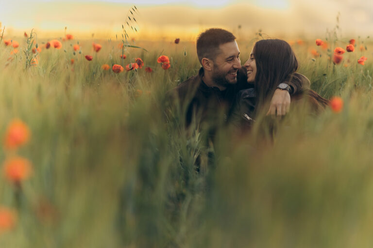 Pareja en campo de amapolas en su sesión de preboda
