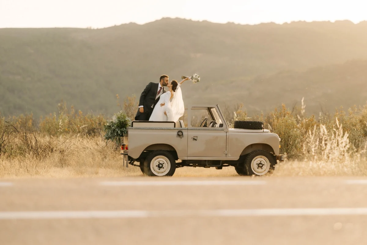 Los novios en un Land Rover descapotable entre viñedos en bodegas Ruiz Torres, Guadalupe
