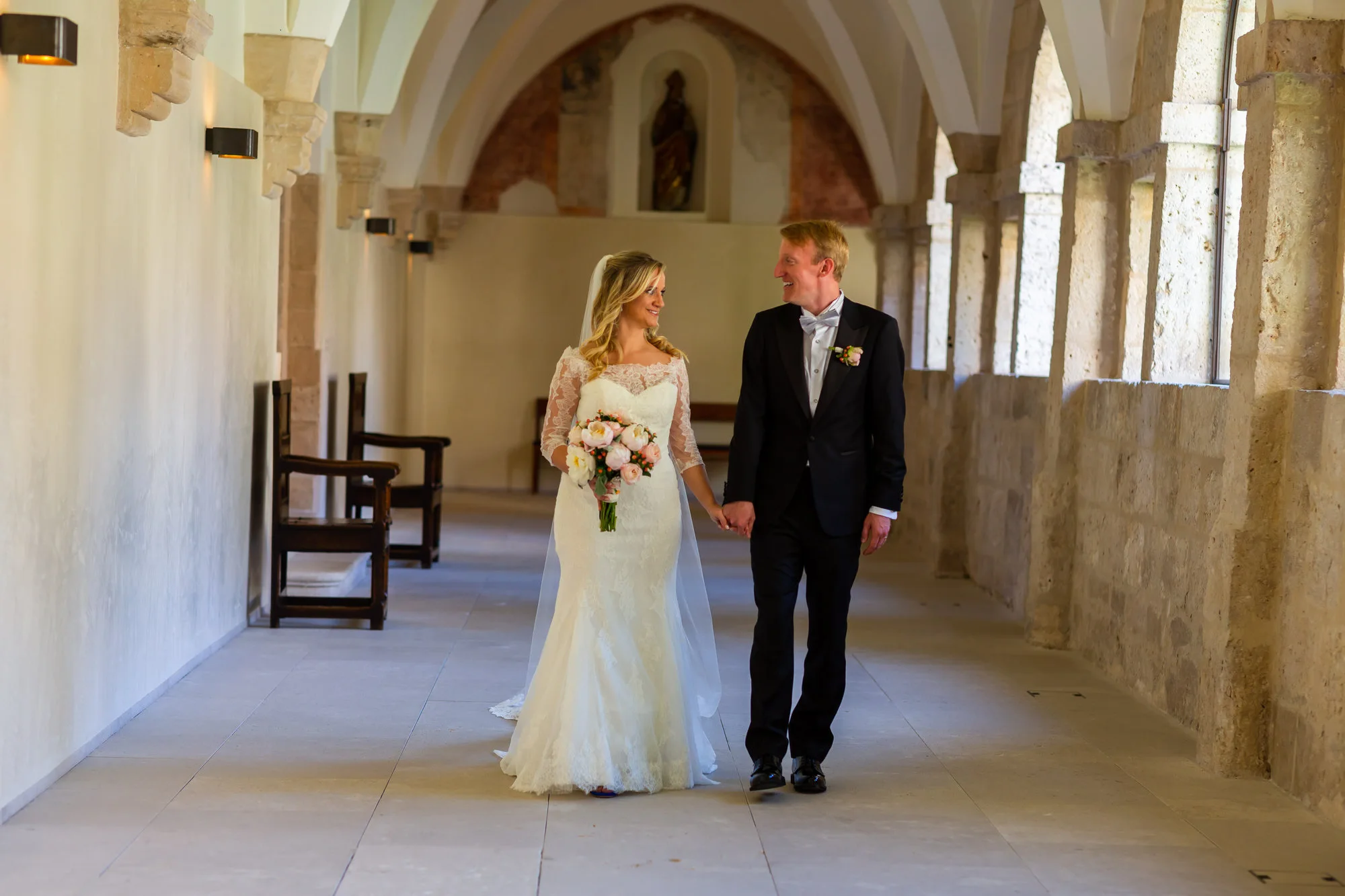 Novios paseando por el claustro de Abadía Retuerta