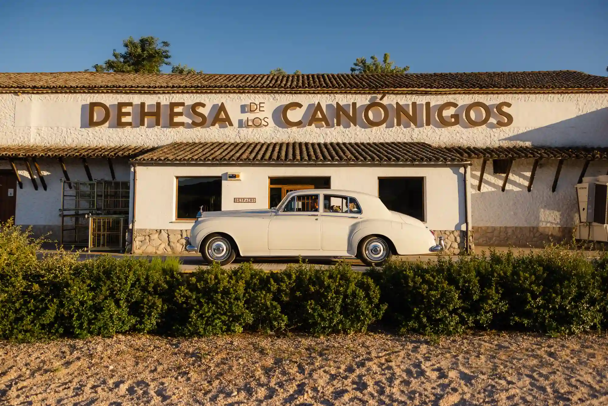 Fachada de la bodega Dehesa de los Canónigos con el coche de los novios