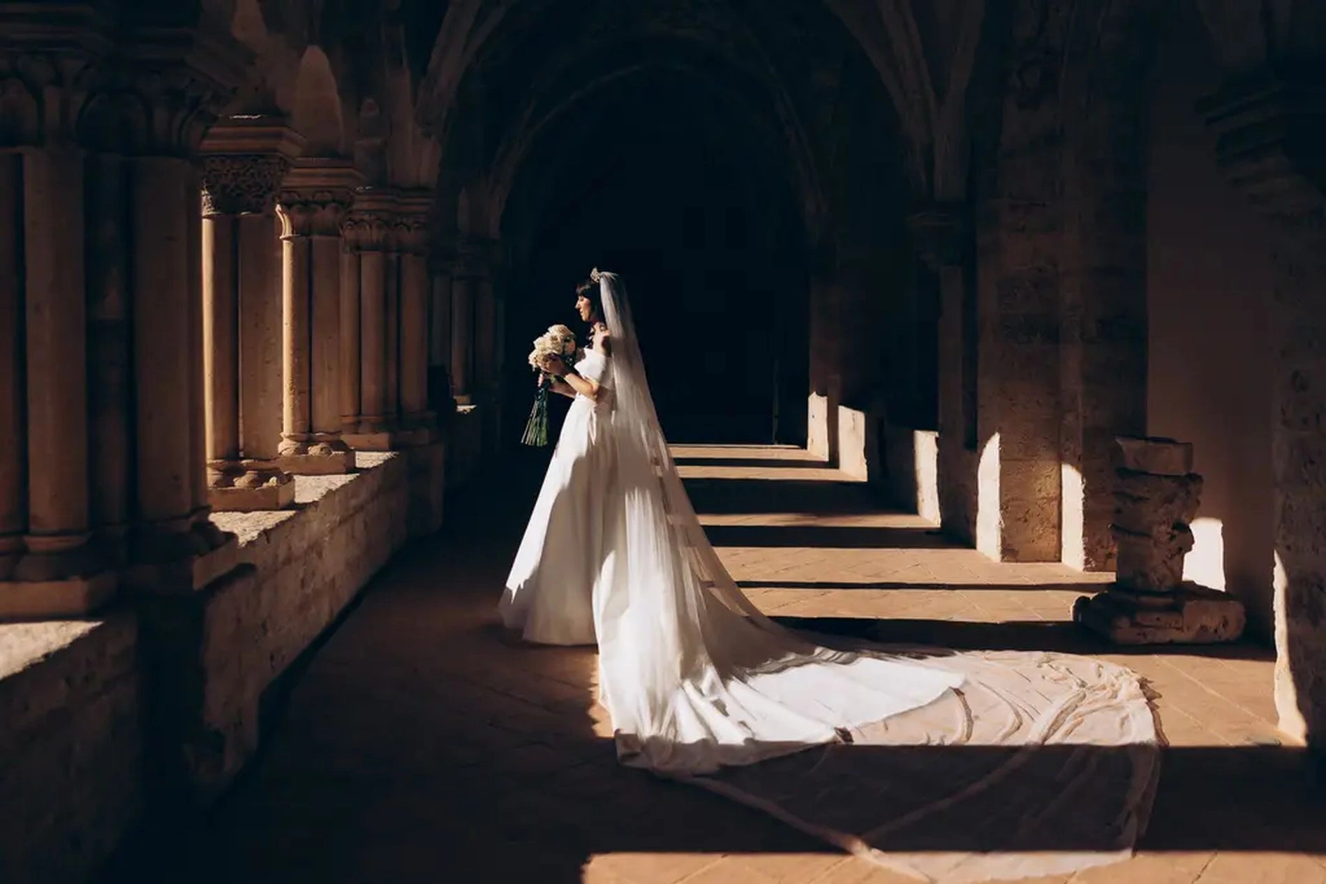 Novia en el corredor del claustro del Monasterio de Valbuena, San Bernardo