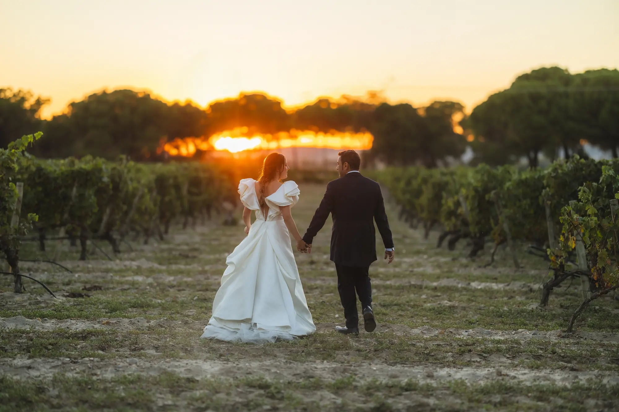 Fotógrafos de boda en Ribera del Duero: pareja entre los viñedos de la Milla de Oro al atardecer