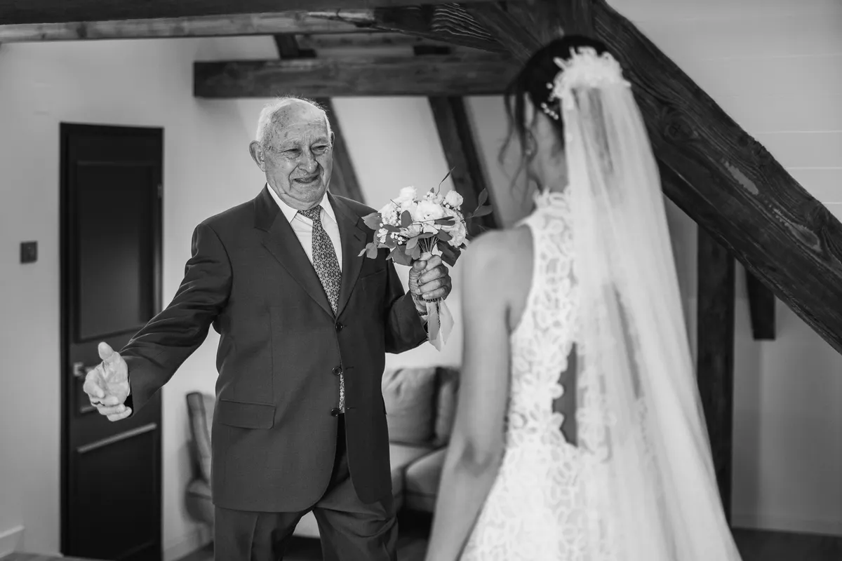 El padre de la novia al verla vestida, en blanco y negro, en la casa alsaciana