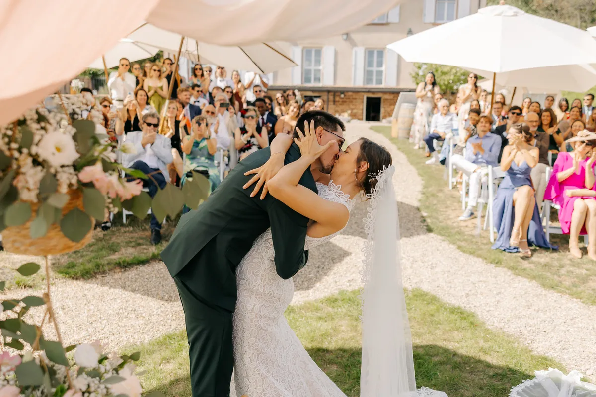El beso de Víctor y Sandra saliendo de la ceremonia entre los invitados que aplauden