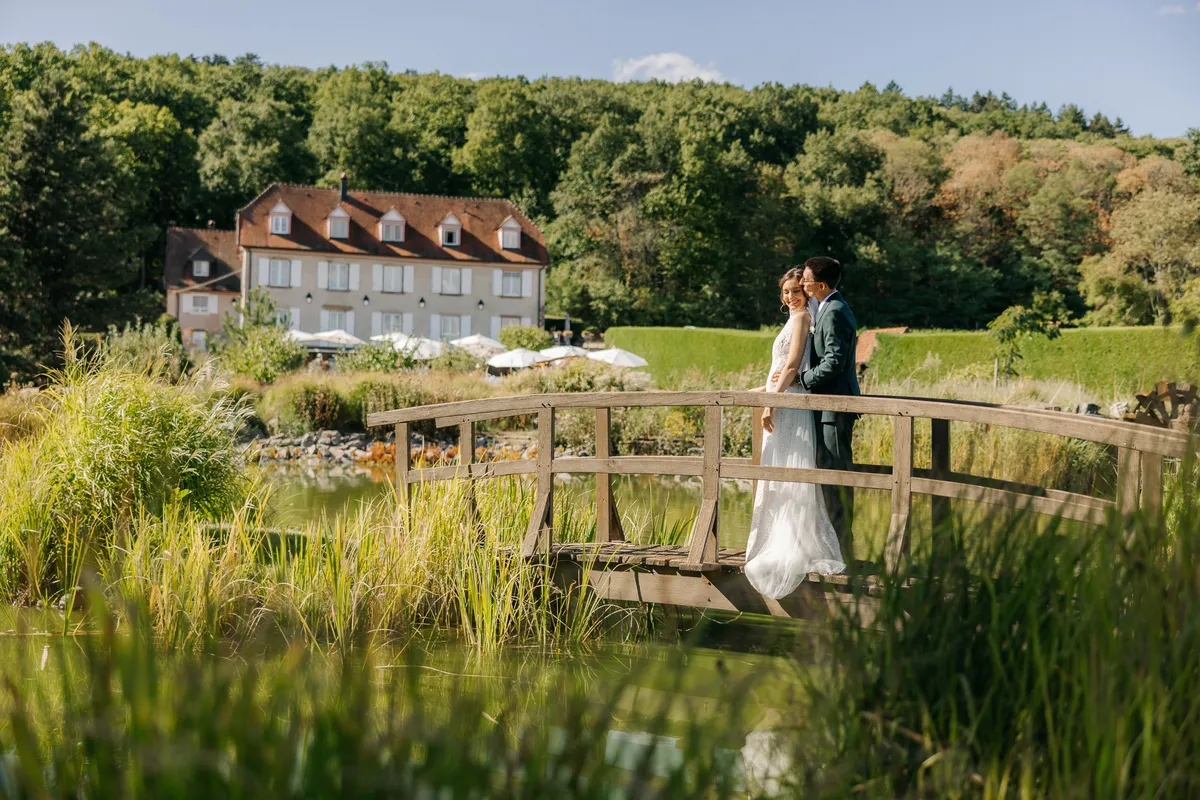 Víctor y Sandra en el puente de madera sobre el estanque de Les Jardins de Madeleine, en la Alsacia