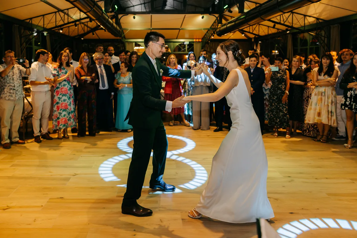 Primer baile de los novios en el invernadero, rodeados de los invitados