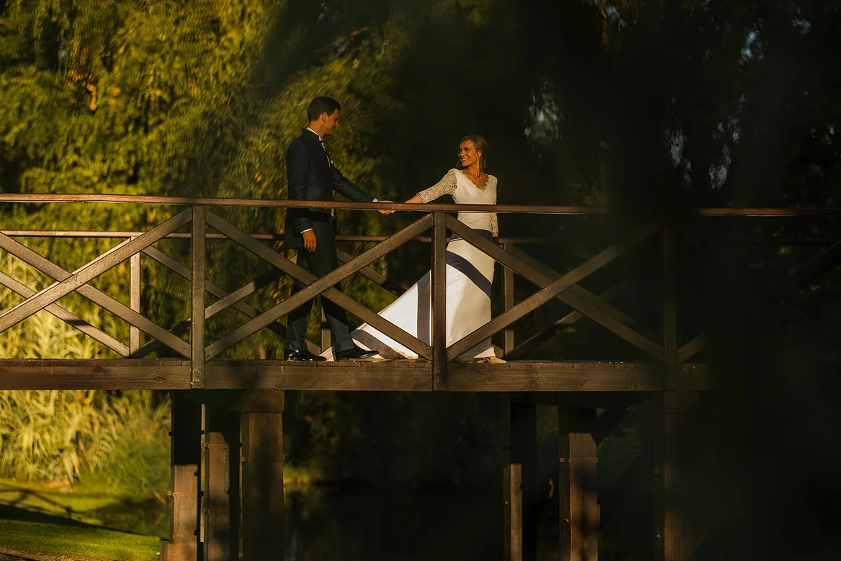 Novios en el puente del embarcadero del AC