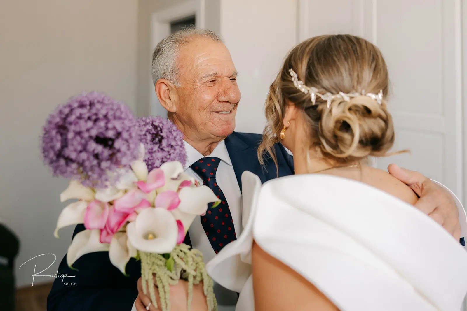 La novia recibe el ramo de manos de su padre