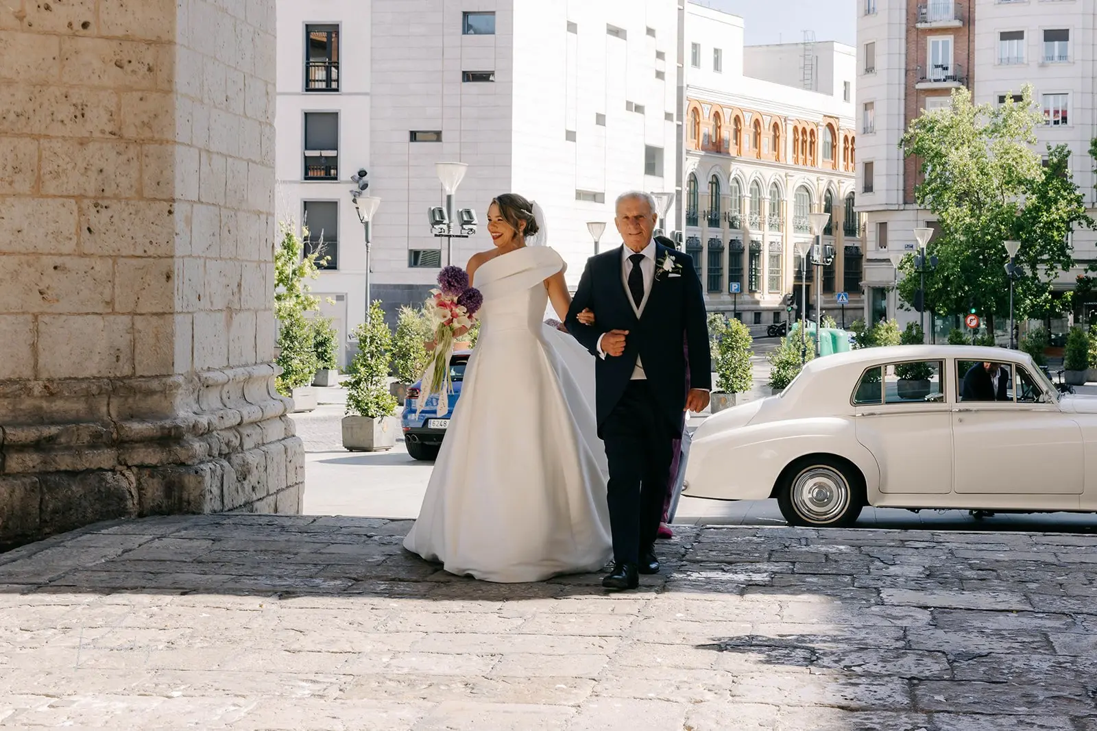 La novia llega del brazo de su padre a la iglesia de San Benito el Real de Valladolid