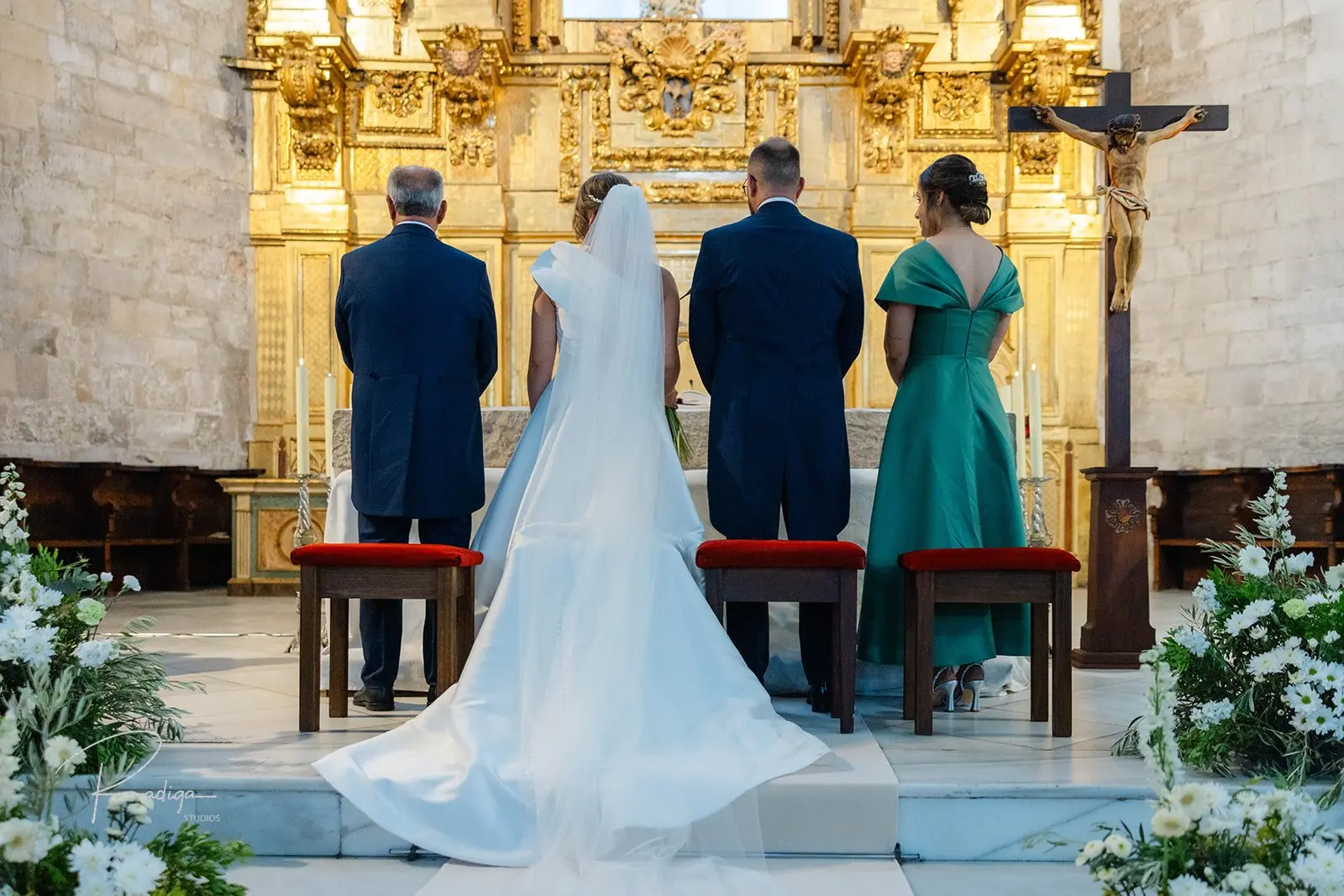 Los novios ante el altar de San Benito el Real durante la ceremonia