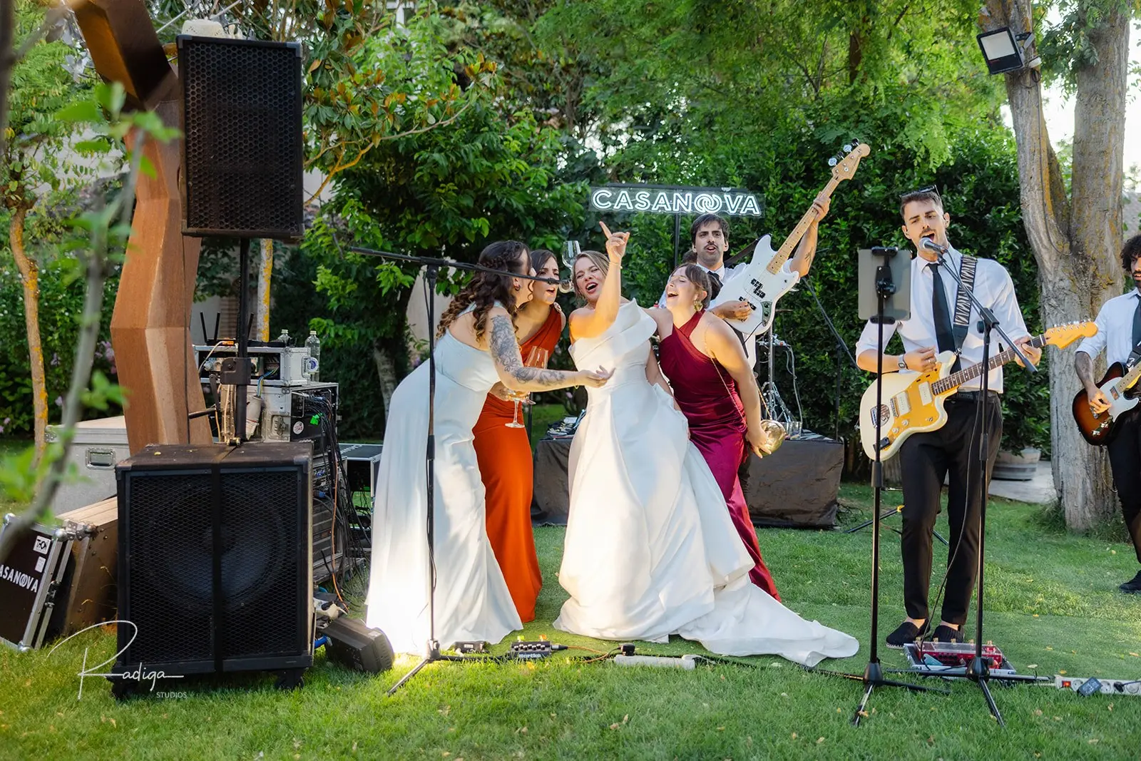 La novia canta con sus amigas junto al grupo Casanova durante el cóctel en el jardín