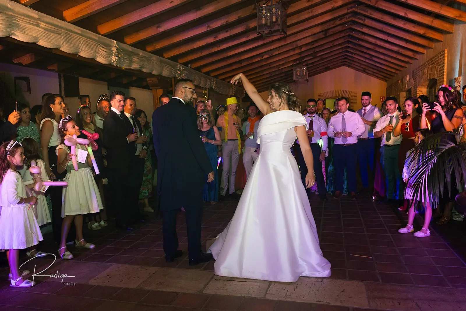 La novia baila en la fiesta en el salón de techos de madera de la bodega
