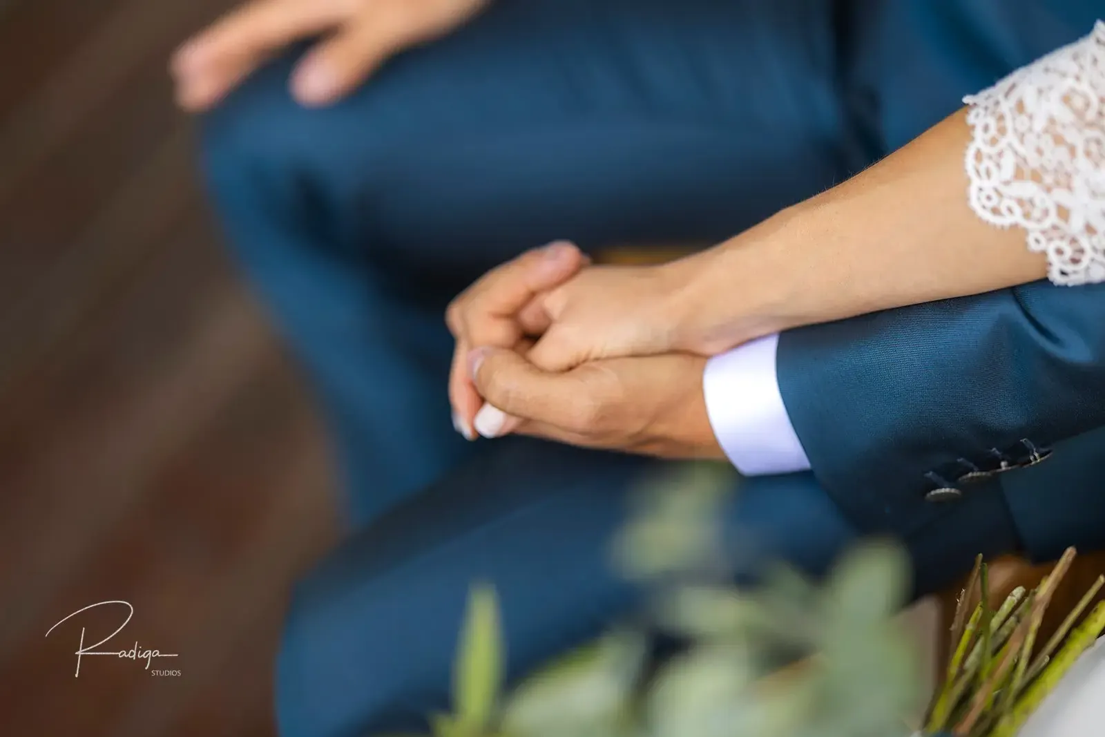 Las manos de los novios entrelazadas durante la ceremonia