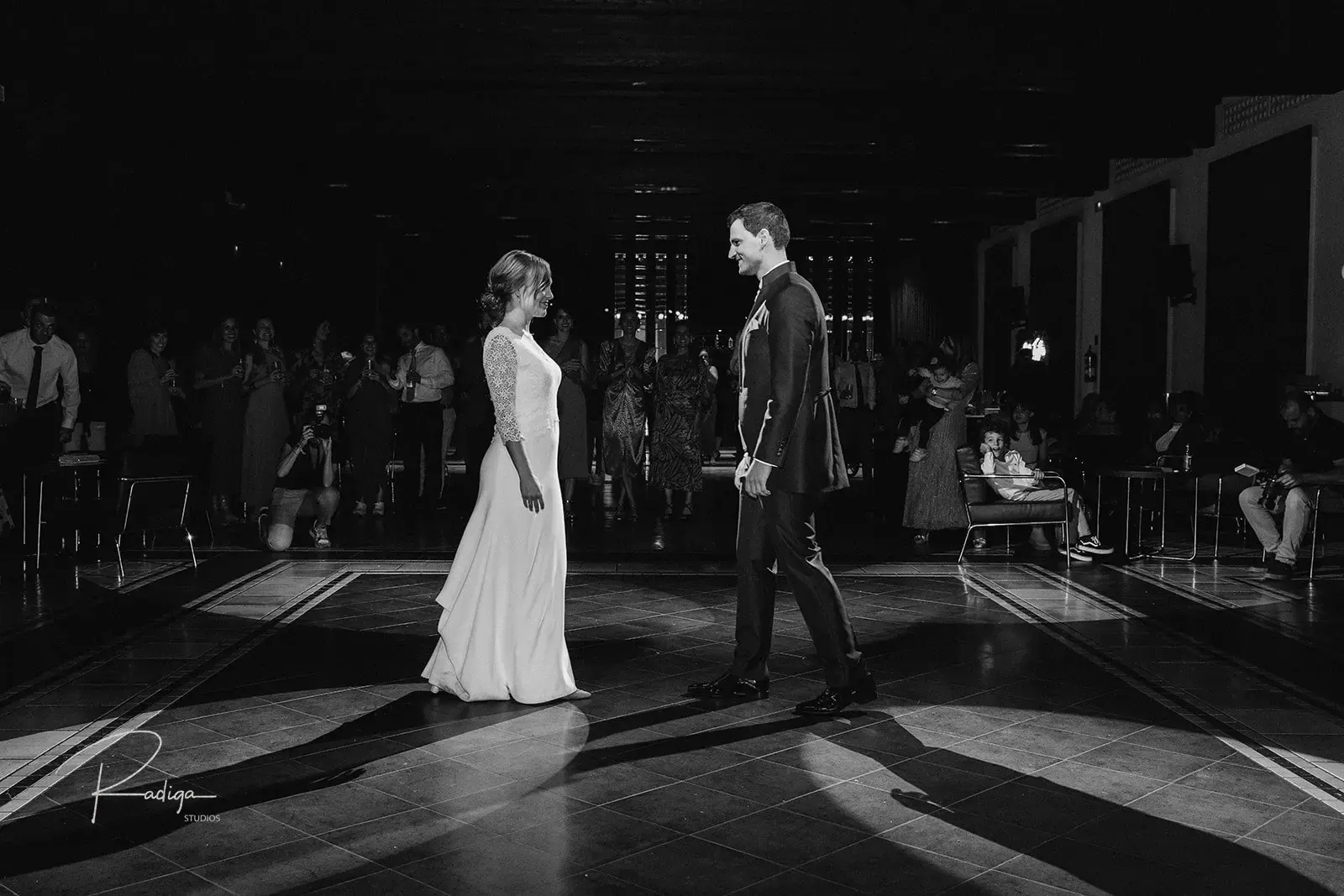 El primer baile de los novios en el salón, en blanco y negro