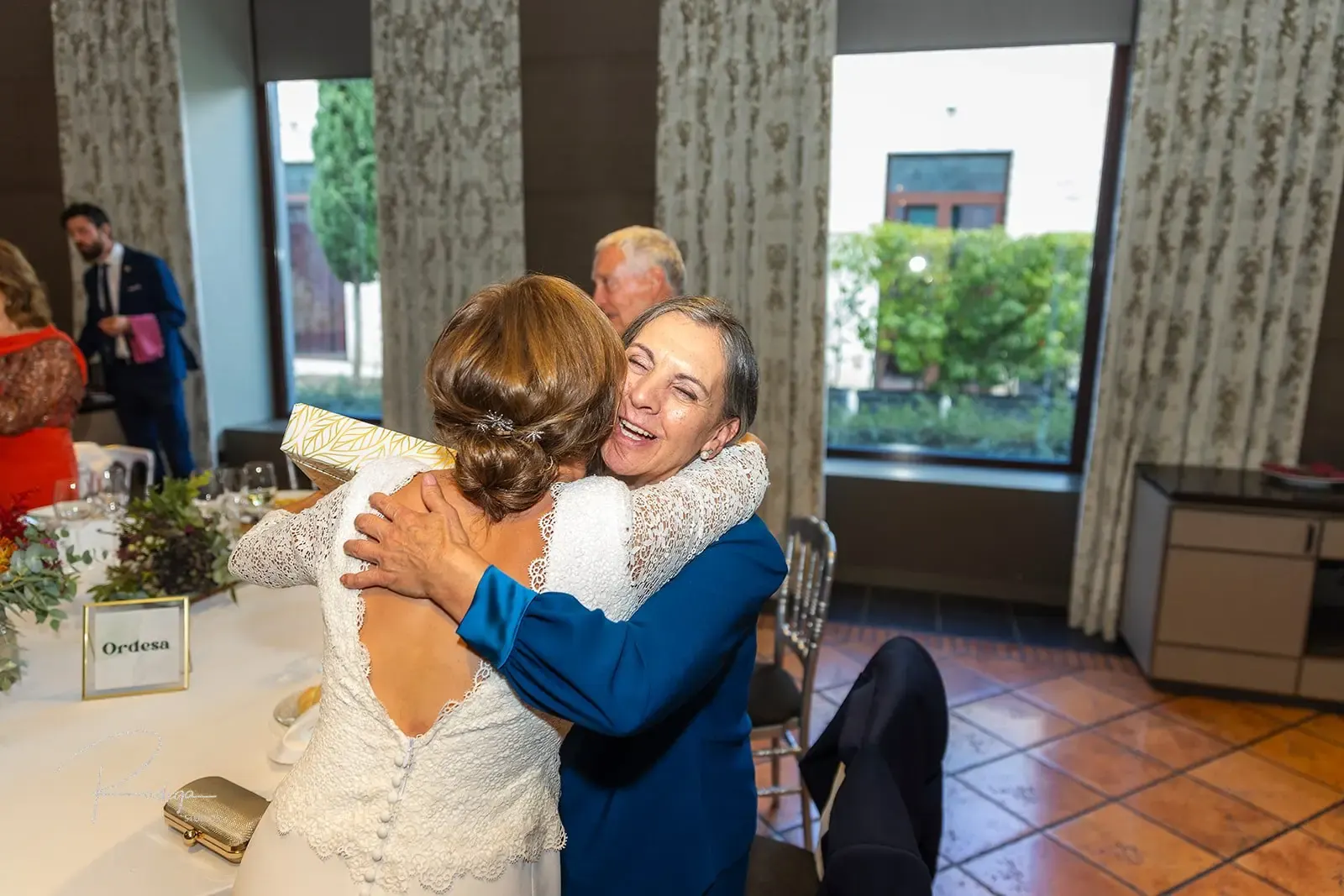 La novia abraza a una invitada durante el banquete