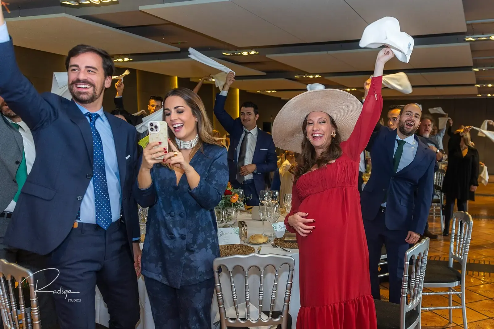 Los invitados celebran en el salón agitando las servilletas