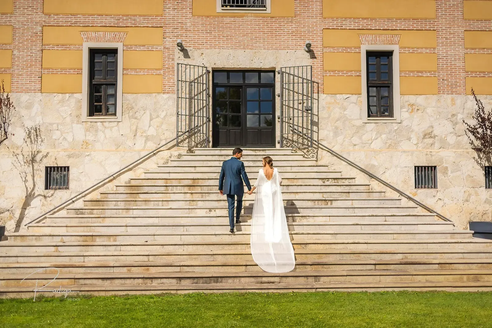 Los novios en la gran escalinata de piedra del palacio