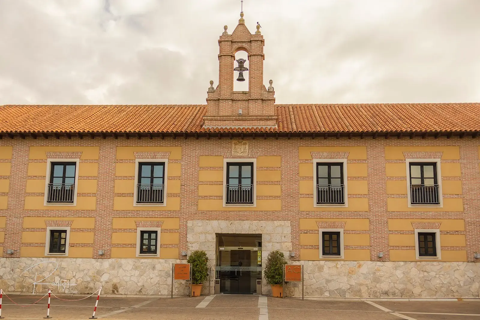 La fachada de ladrillo del AC Palacio de Santa Ana con su espadaña