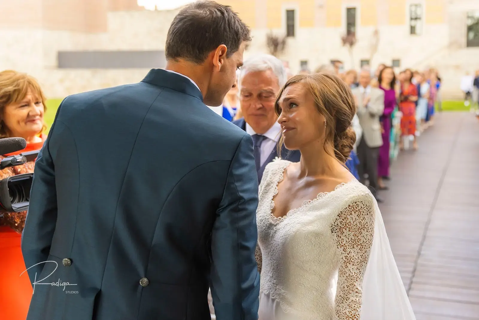 El novio recibe a la novia al llegar al altar