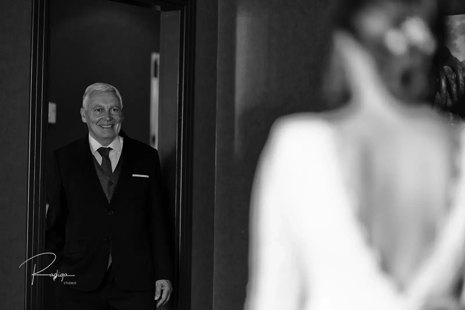 Un invitado ve a la novia vestida por primera vez, en blanco y negro