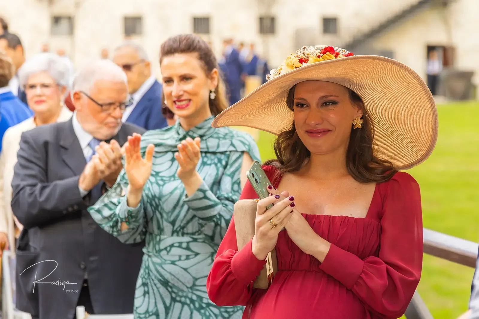 Invitadas aplauden durante la ceremonia civil, una de ellas con pamela