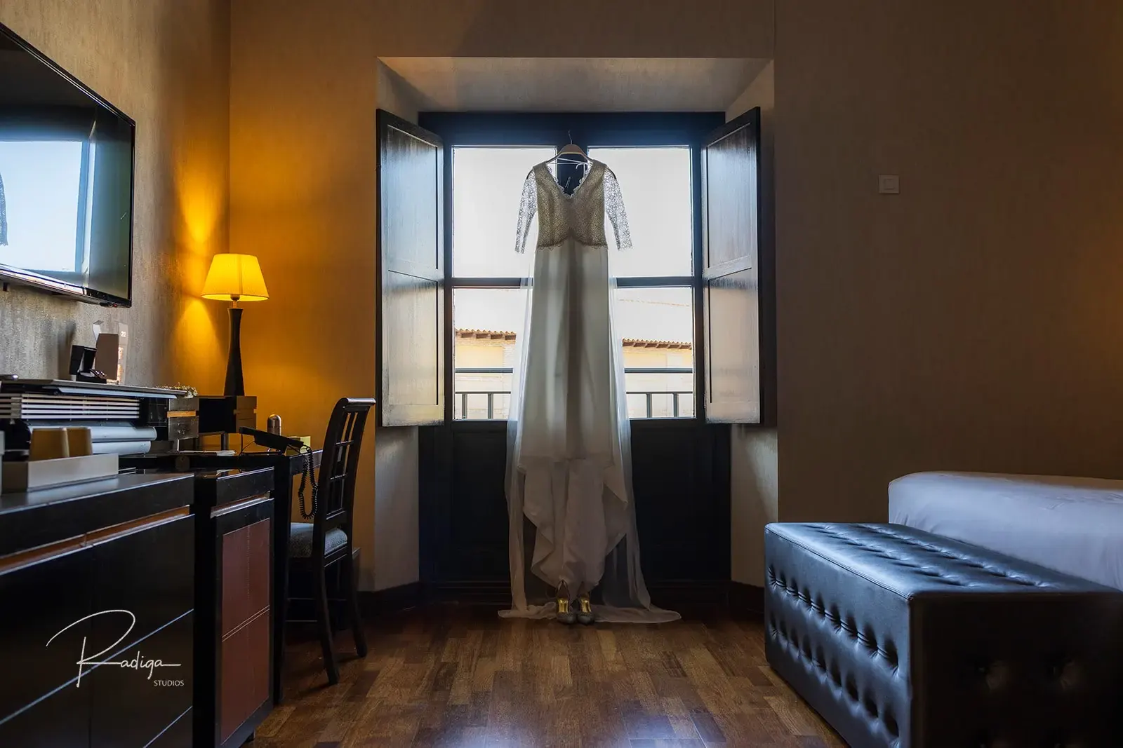 El vestido de novia colgado frente a la ventana de la habitación