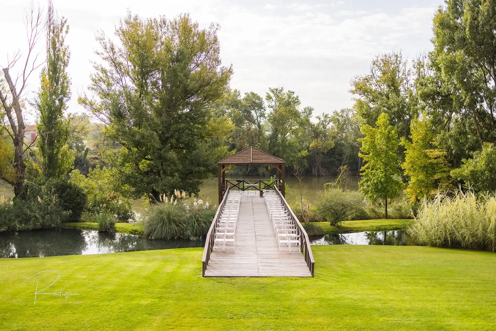 El embarcadero del palacio: una pasarela de madera sobre el agua que termina en una pérgola