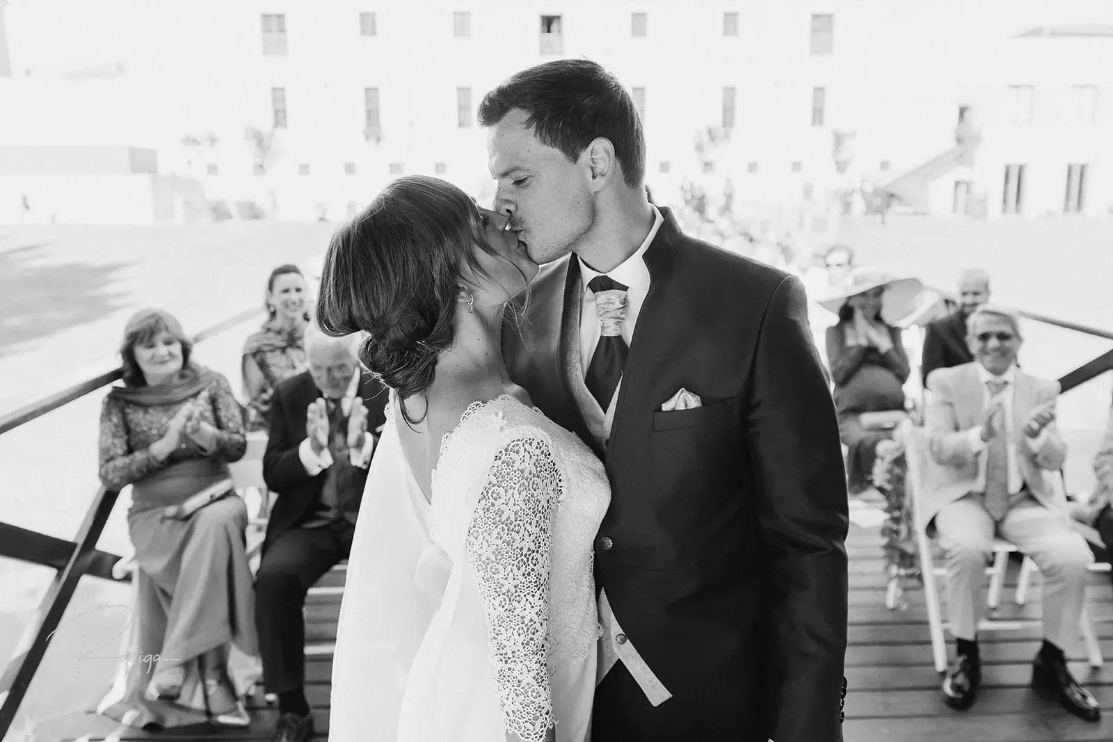 El beso de los novios en el embarcadero, en blanco y negro
