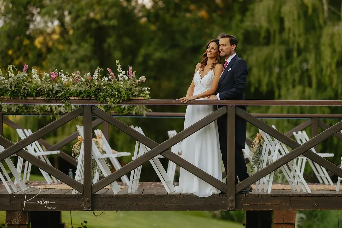 Los novios en la pasarela de madera del embarcadero
