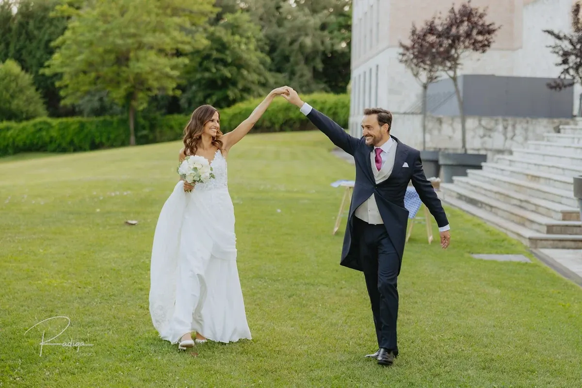 Los novios entran bailando en el cóctel del jardín