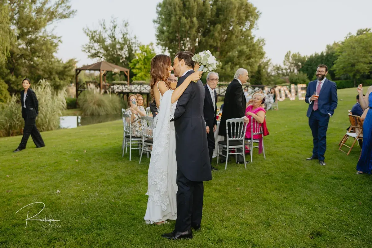 Los novios saludan a los invitados en el cóctel