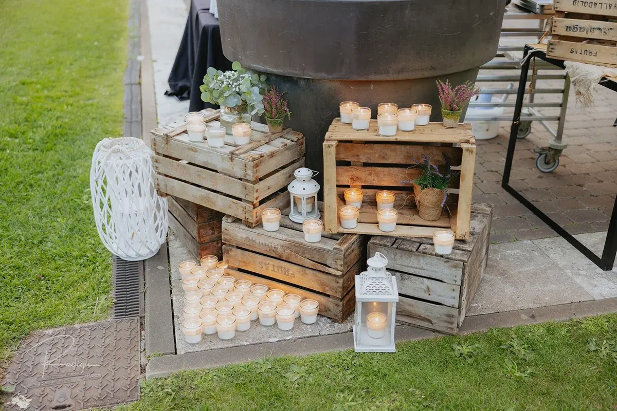 Cajas de madera, velas y farolillos decoran el cóctel