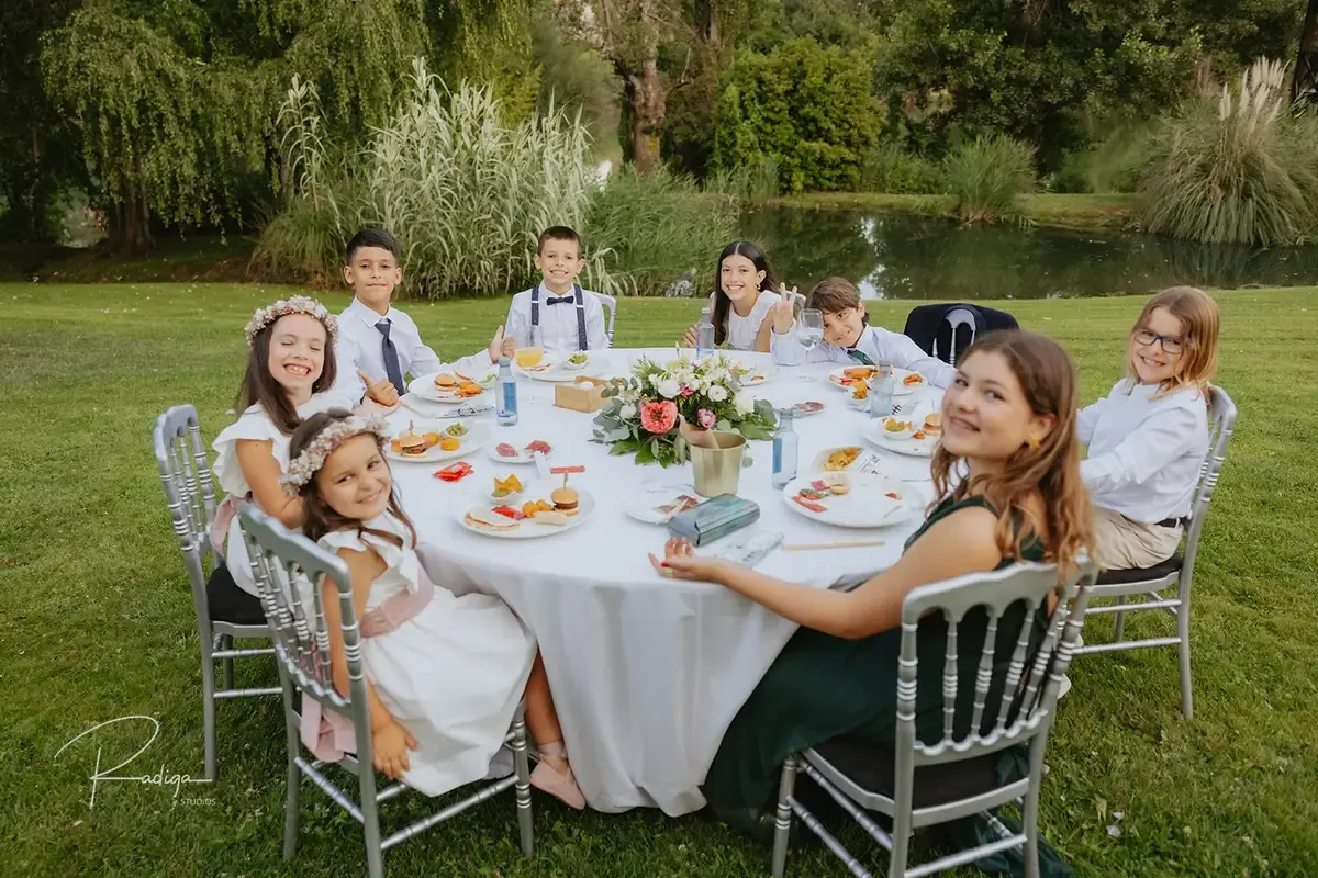 Invitados sentados a la mesa en la cena al aire libre