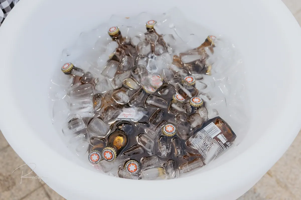 Botellines de cerveza en un cubo con hielo