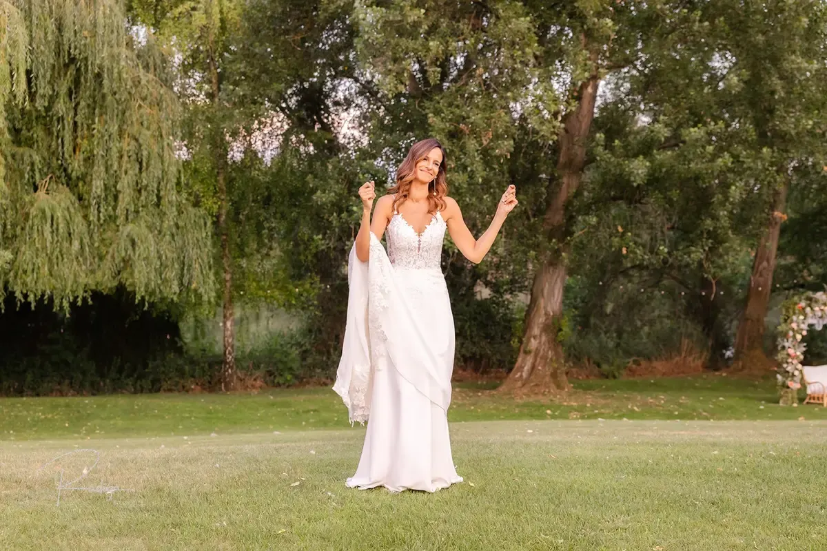 La novia en el jardín junto a los sauces