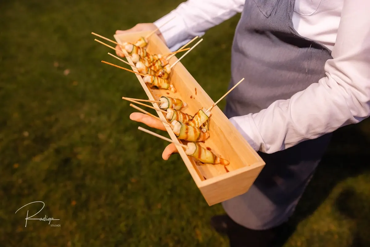 Brochetas servidas en una caja de madera