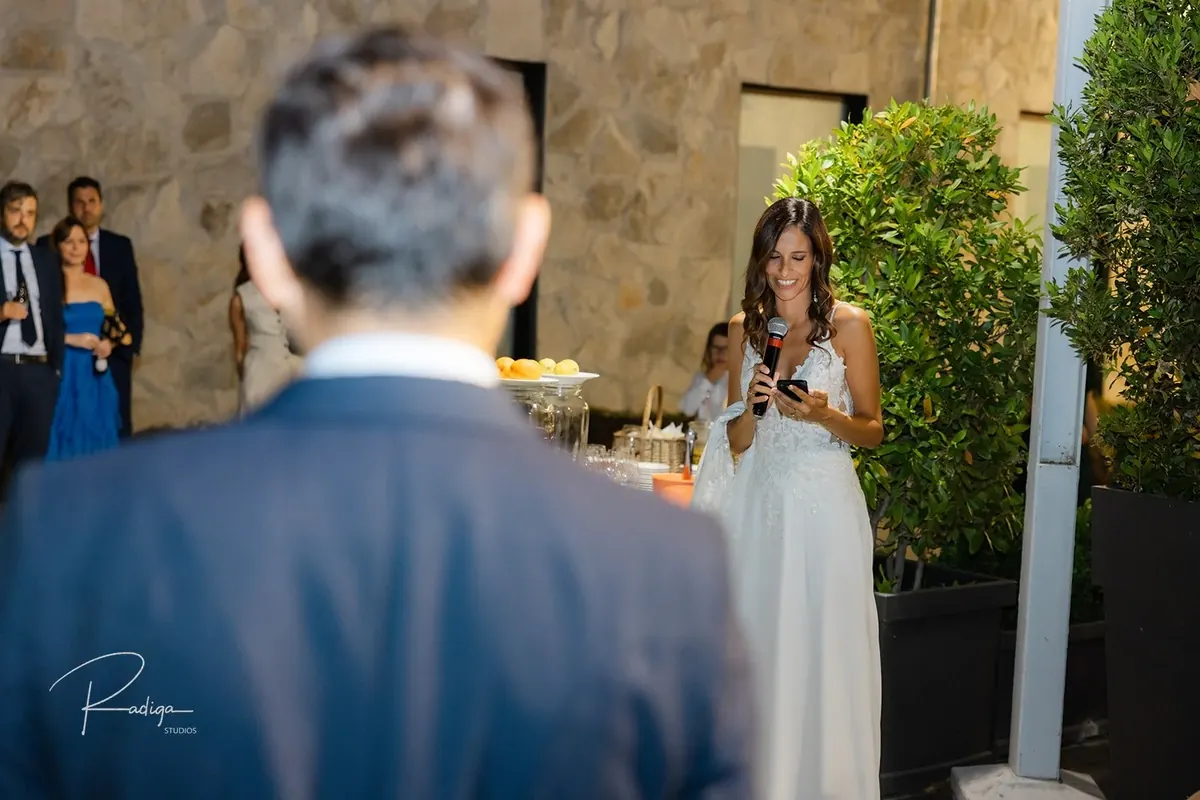 La novia saluda a los invitados en la terraza