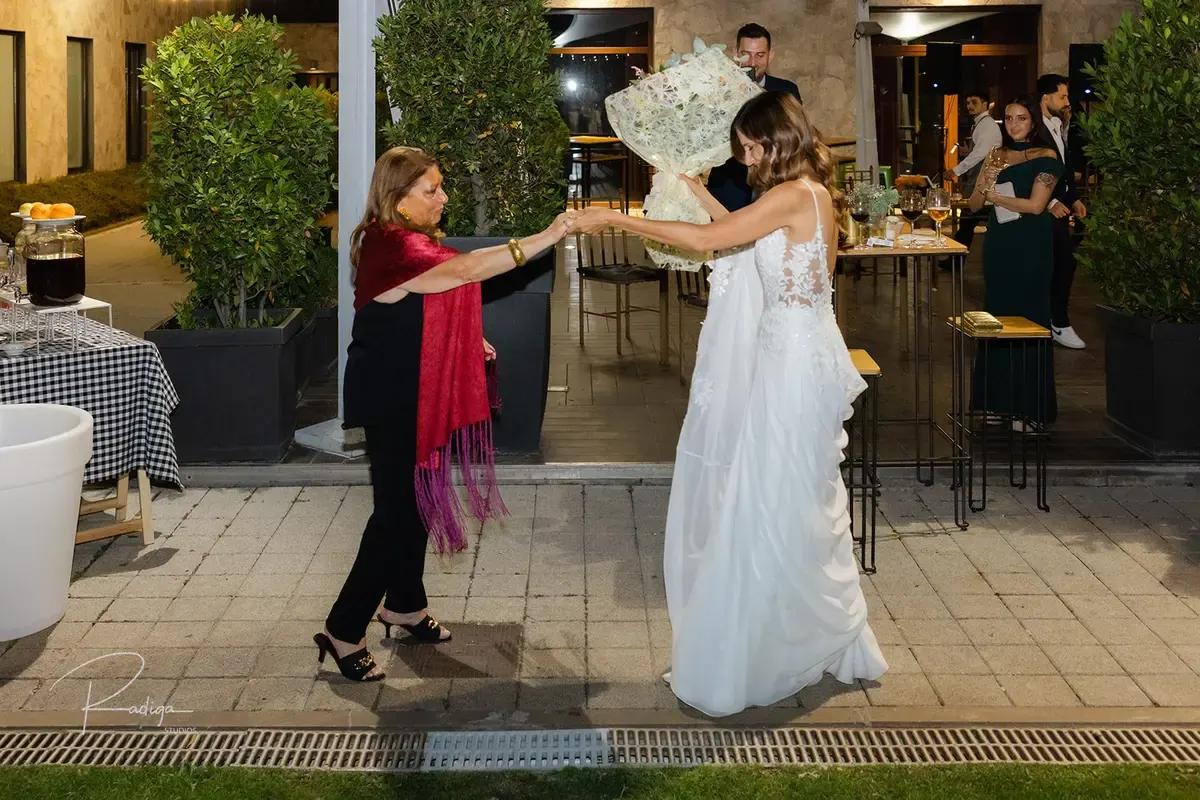 La novia baila en la terraza con una invitada