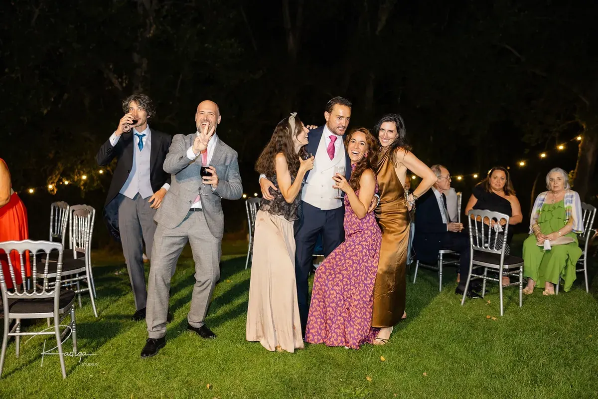 Invitados posan divertidos en el jardín