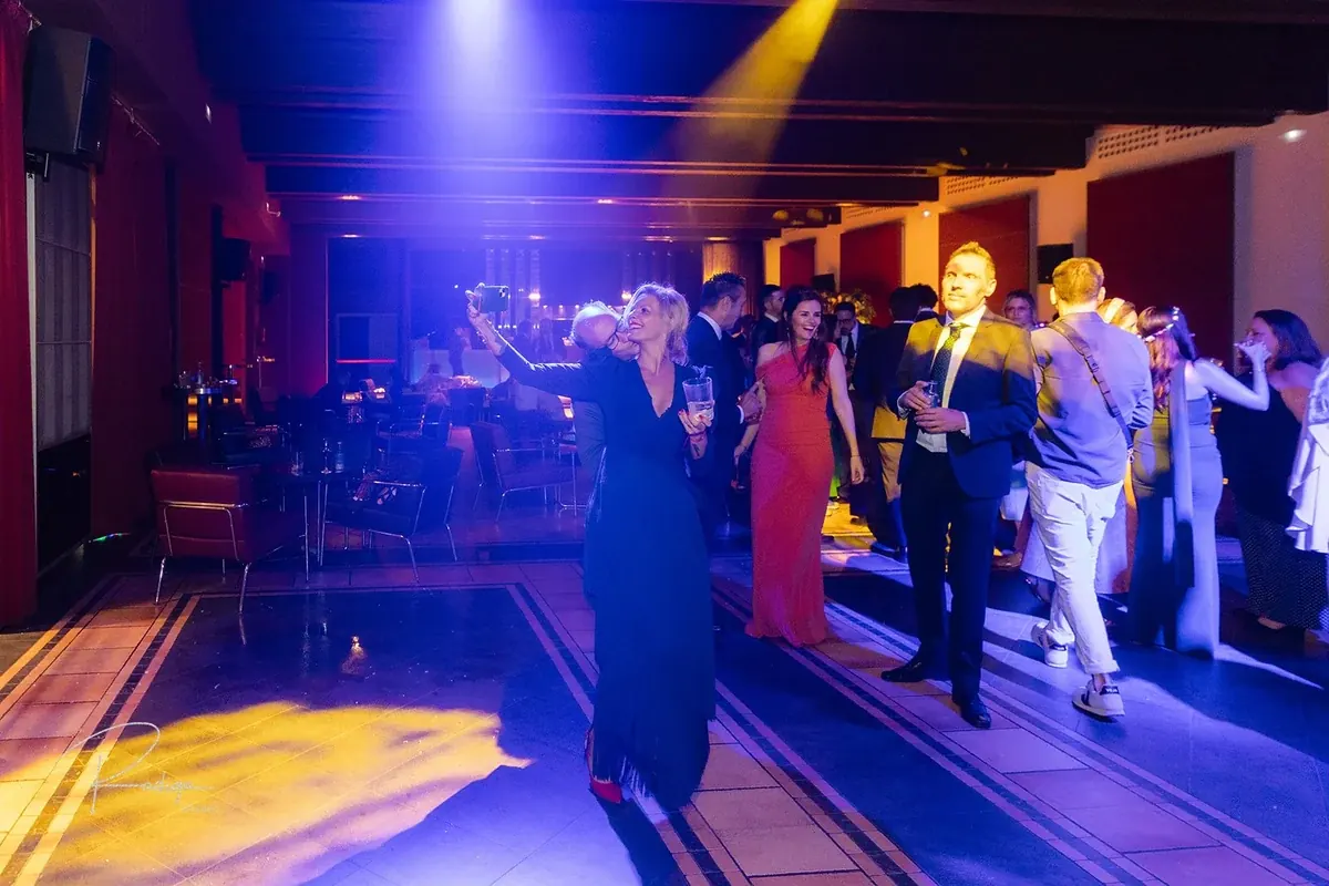 Unas invitadas se hacen un selfi en la fiesta
