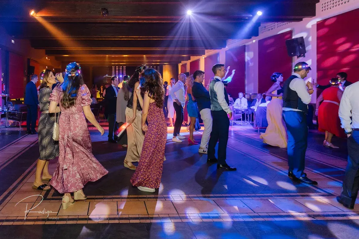Los invitados bailan en la pista