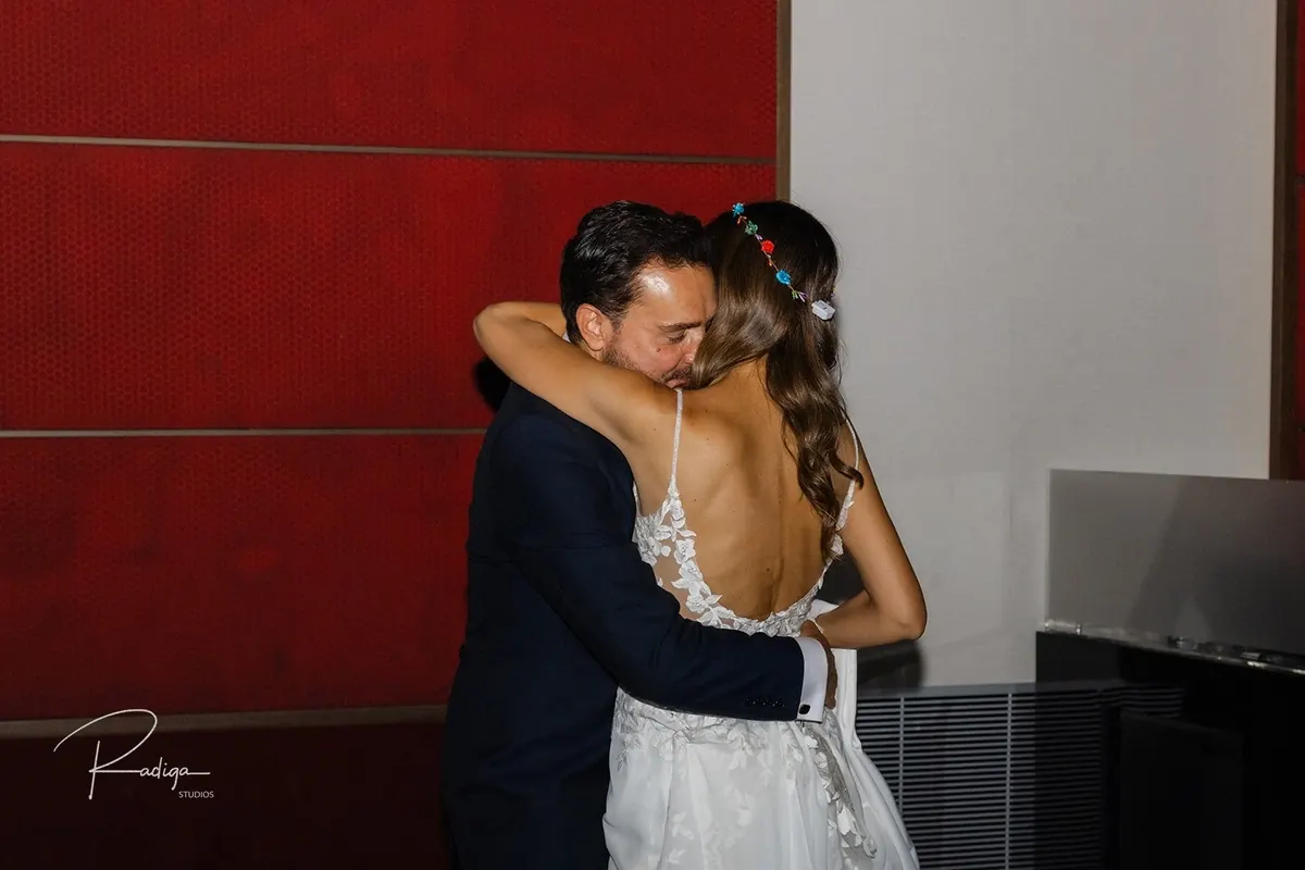 Los novios abrazados en un rincón del salón