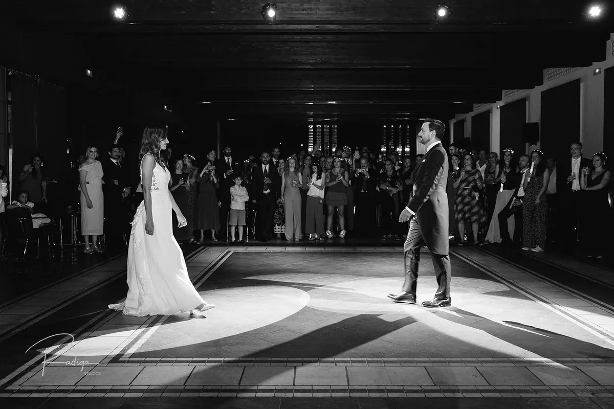 El primer baile de los novios en el salón, en blanco y negro