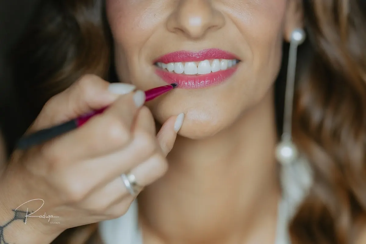 Detalle del pintalabios de la novia y sus pendientes largos