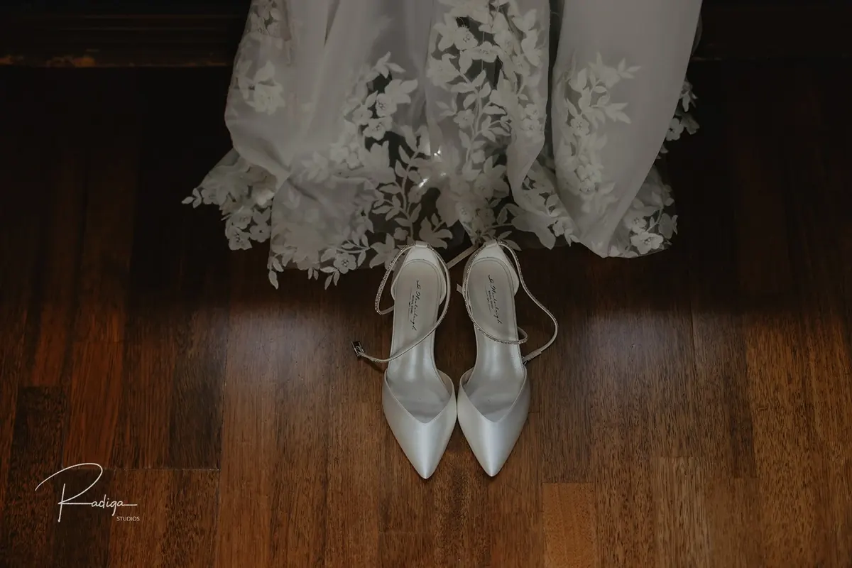 Los zapatos de la novia bajo el encaje del vestido