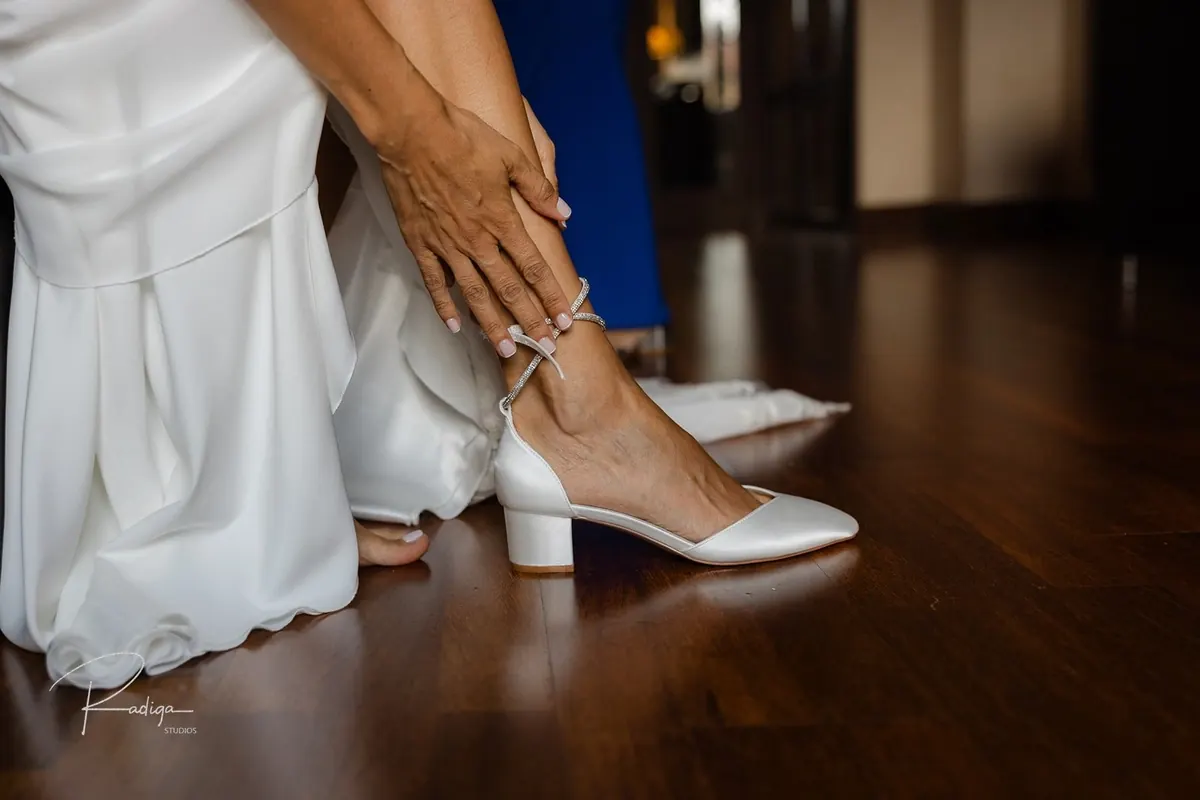 La novia se abrocha el zapato