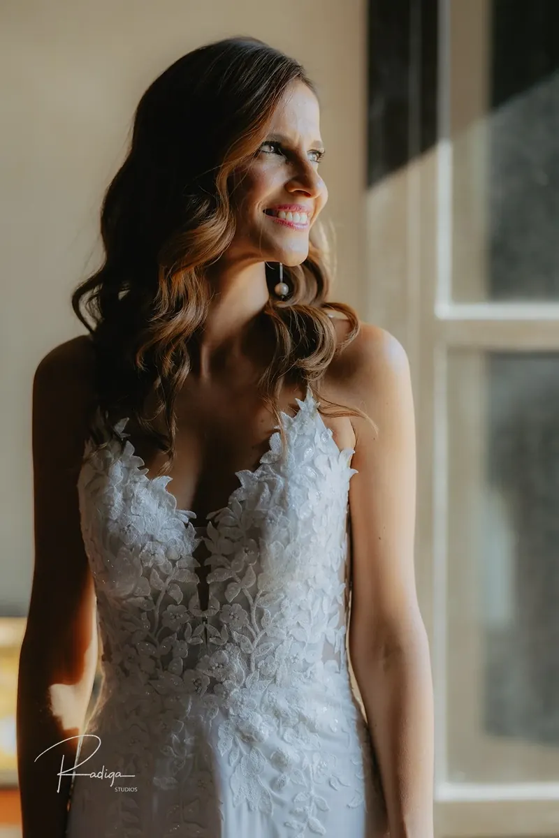Retrato de la novia junto a la ventana